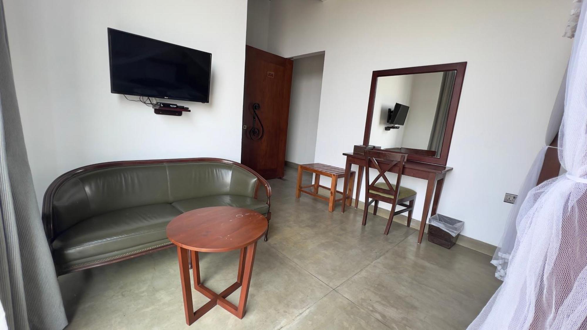 Coza Ceylon Hotel Dehiwala-Mount Lavinia Exterior photo