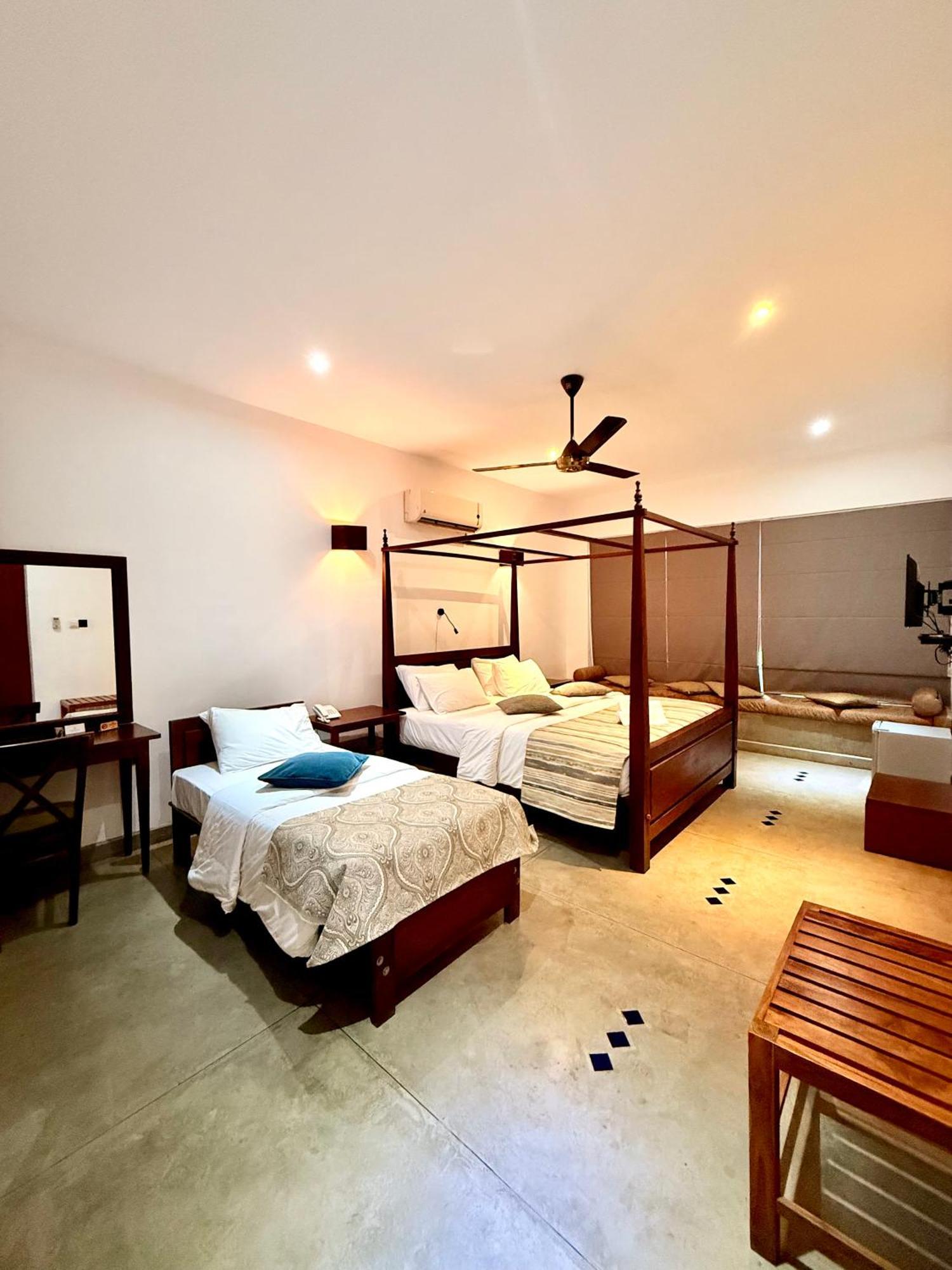 Coza Ceylon Hotel Dehiwala-Mount Lavinia Exterior photo